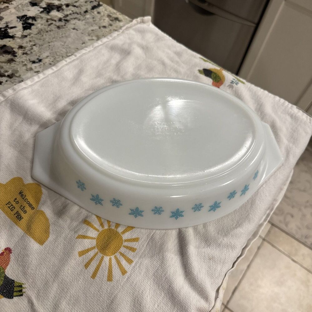 PYREX Casserole 1 1/2 Qt Snowflake White Oval Divided Dish No Lid Vintage - Picture 4 of 6